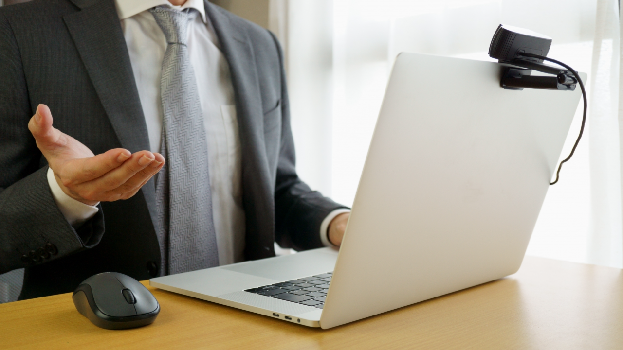 ZOOMで会議をするサラリーマン