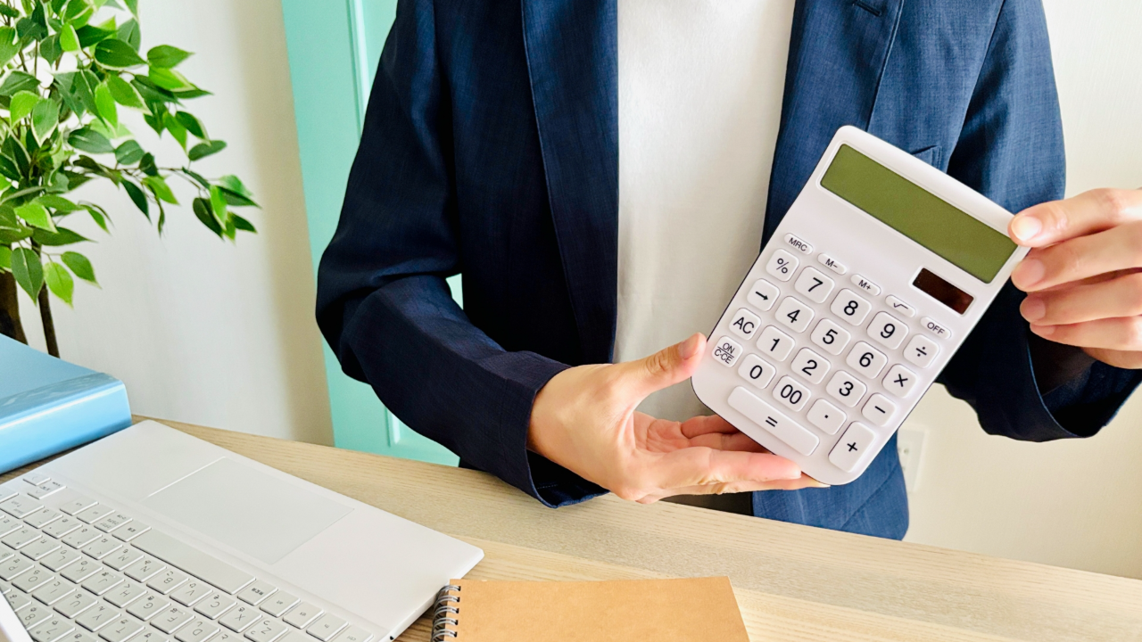 電卓を持つ男性