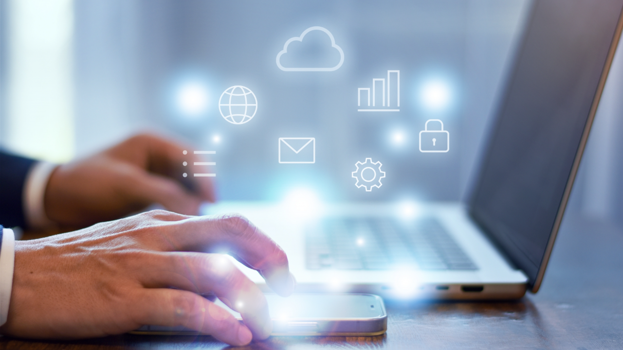 パソコンを触るサラリーマン