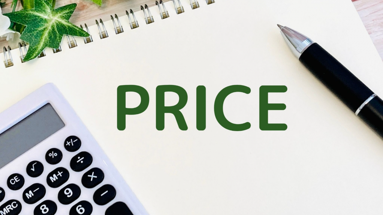 PRICEと書かれた紙と電卓