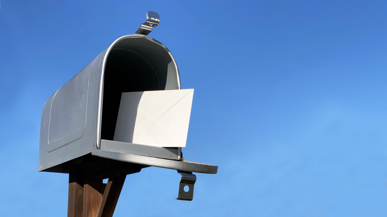 郵便受けと手紙